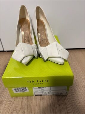 Ted Baker Ivory Pointed-Toe Knot-Accent Pumps